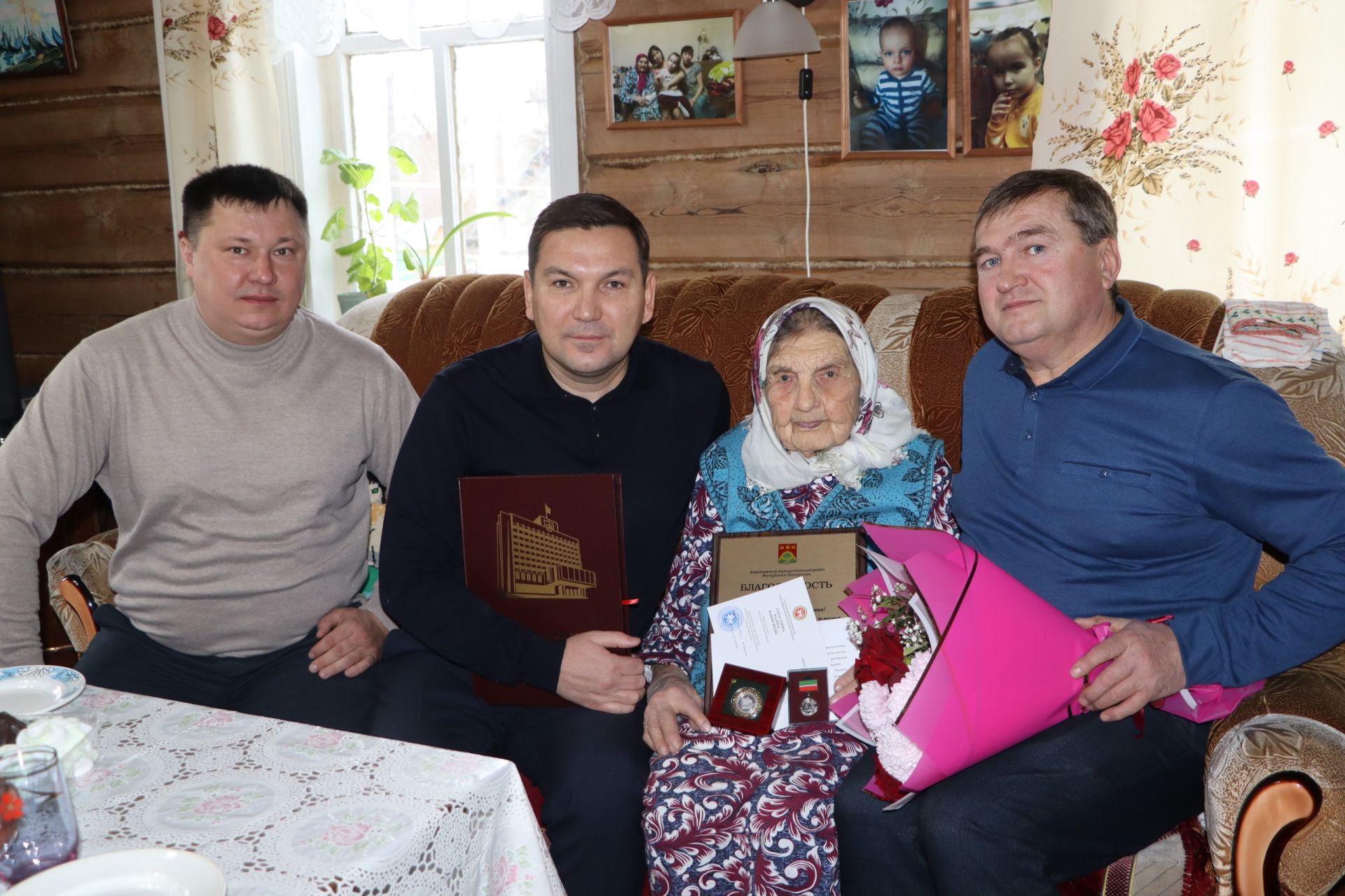 Халисә әби Гатауллина “Мактаулы остаз” күкрәк билгесе белән бүләкләнде