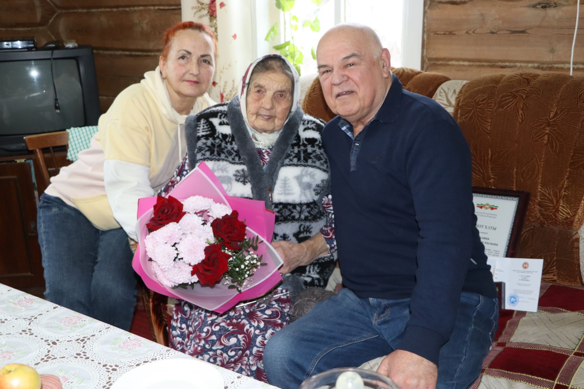 Халисә әби Гатауллина “Мактаулы остаз” күкрәк билгесе белән бүләкләнде