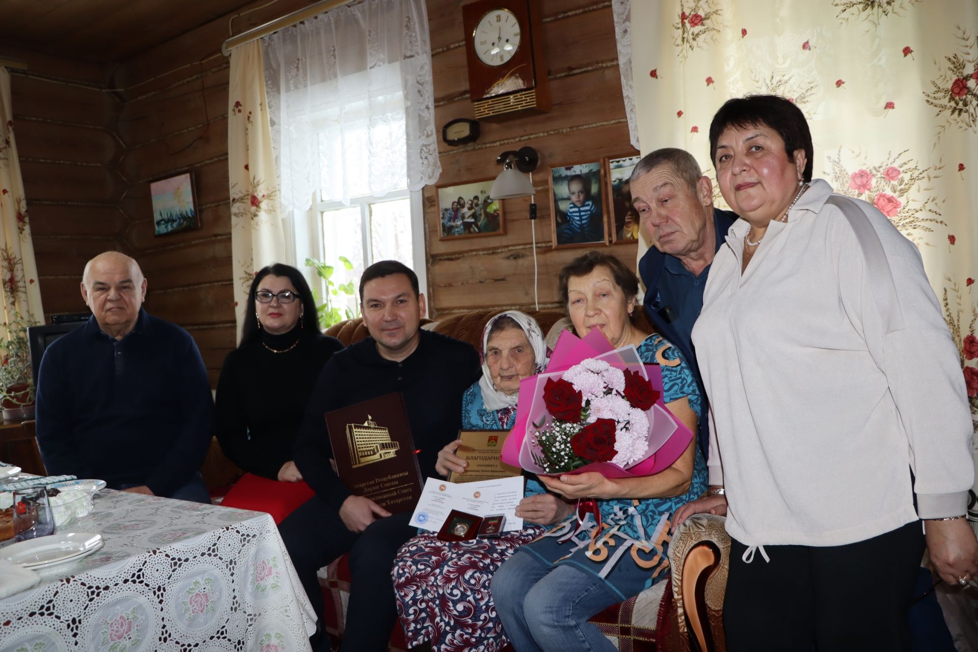 Халисә әби Гатауллина “Мактаулы остаз” күкрәк билгесе белән бүләкләнде