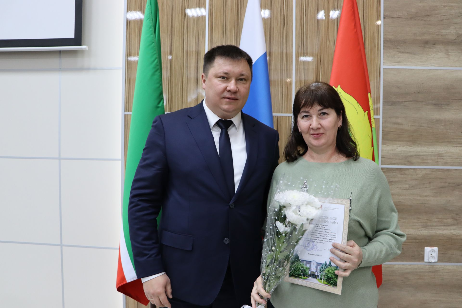 Яңа ел бәйрәмнәре уңаеннан, район башлыгы Айрат Җиһаншин авыл җирлеге хезмәткәрләре белән очрашты