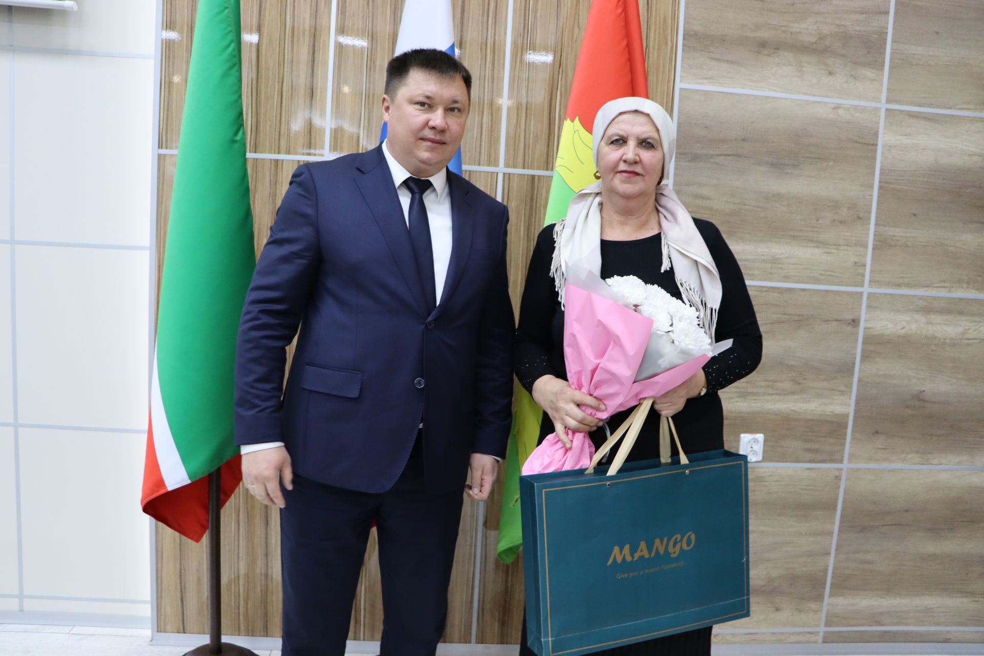 Яңа ел бәйрәмнәре уңаеннан, район башлыгы Айрат Җиһаншин авыл җирлеге хезмәткәрләре белән очрашты