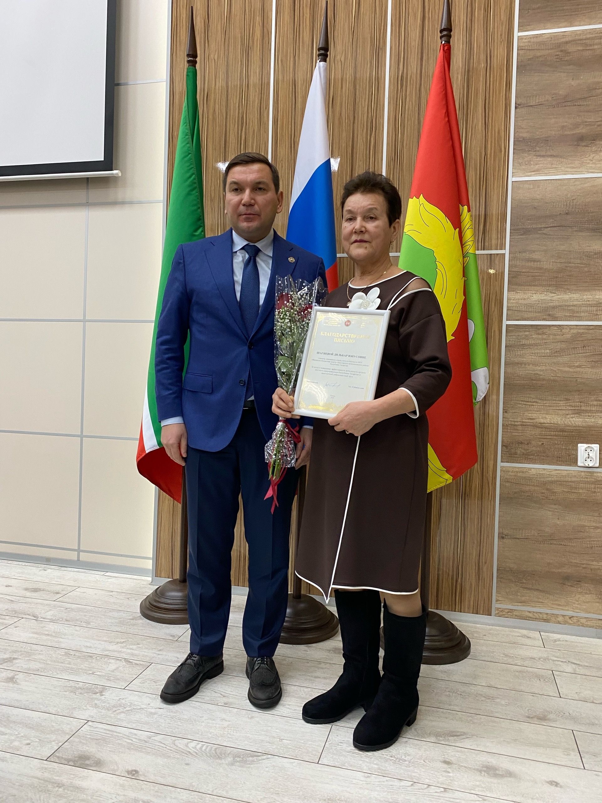 Районда хезмәт уңышларына ирешкән хезмәткәрләр Рәхмәт хатлары белән бүләкләнде!