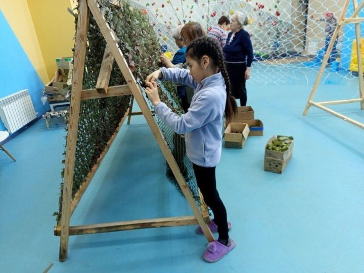 Яшь апаслы Ралина Зиннәтҗанова хәрбиләргә булыша