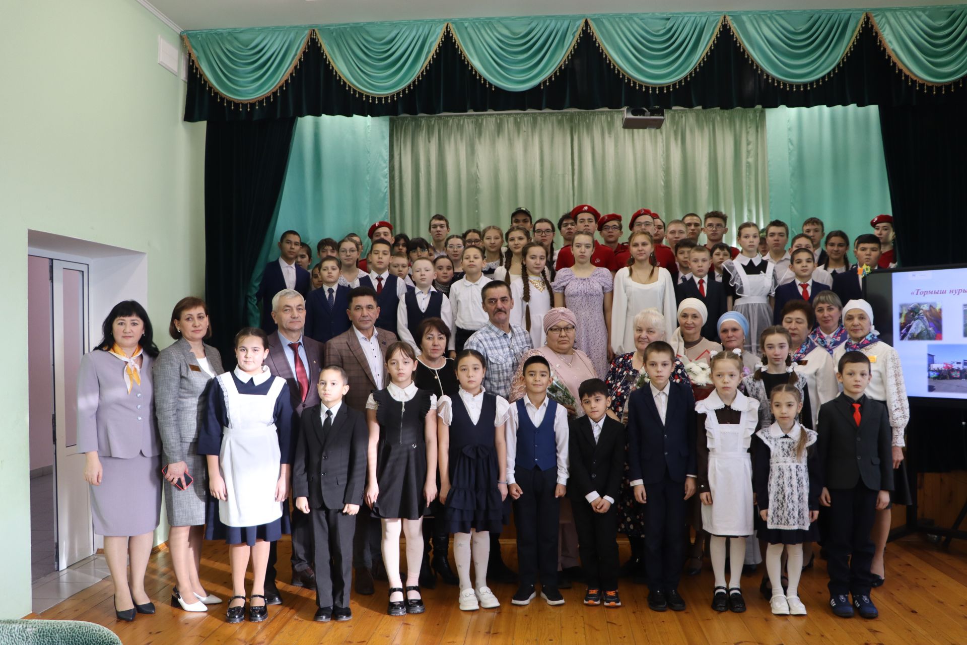 “Энекәш” китабы авторы Гөлүсә Закирова Борнаш мәктәбендә очрашуда катнашты