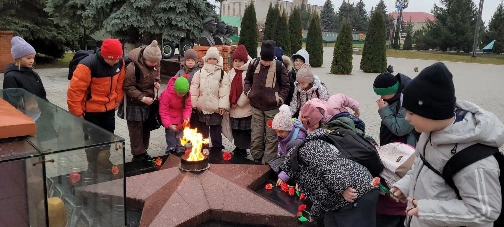 В рамках  памятного Дня Неизвестного Солдата в Апастово прошла акция «Красная гвоздика»
