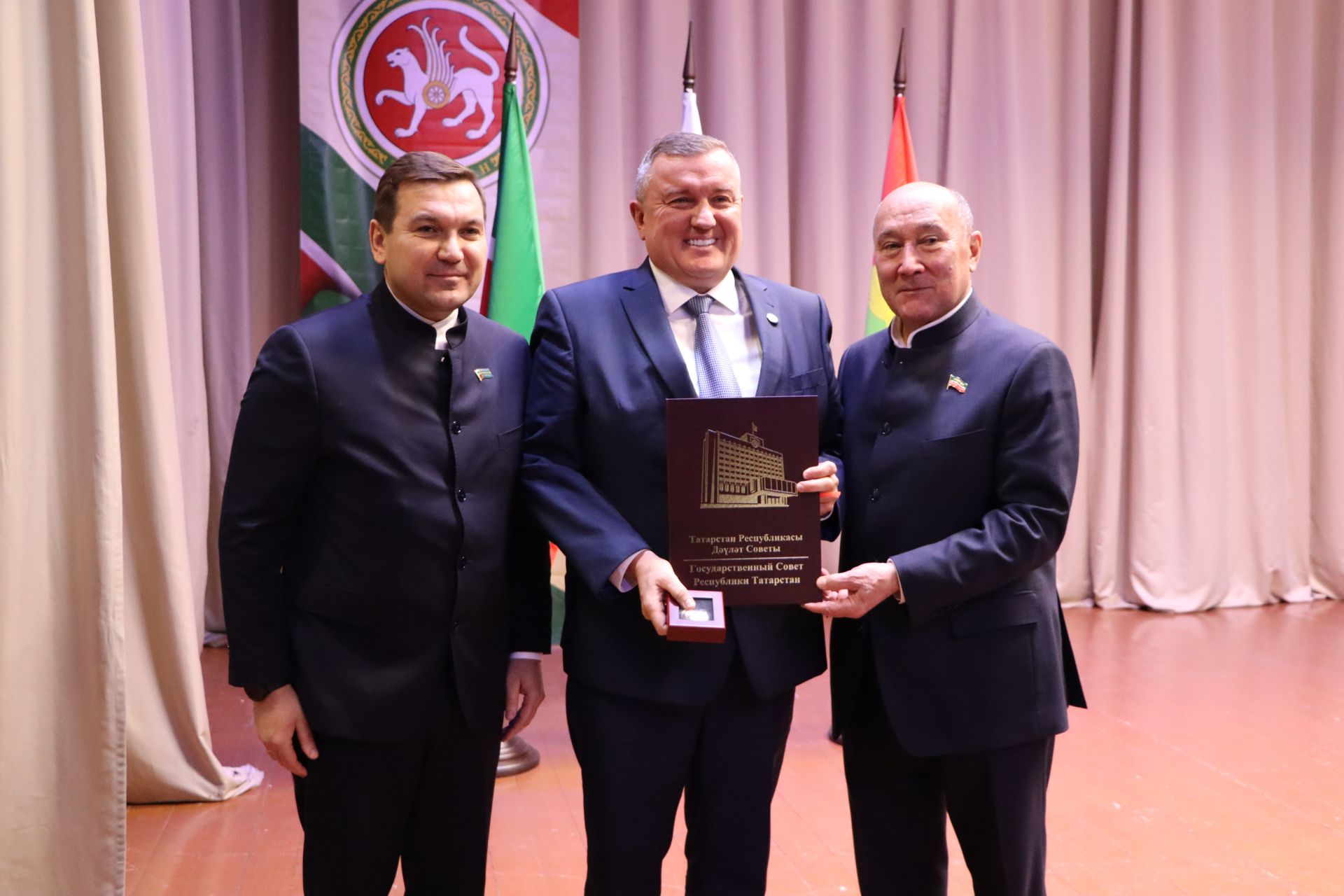 “Апас киләчәкне күрә белә һәм шул киләчәк өчен системалы эш алып бара”