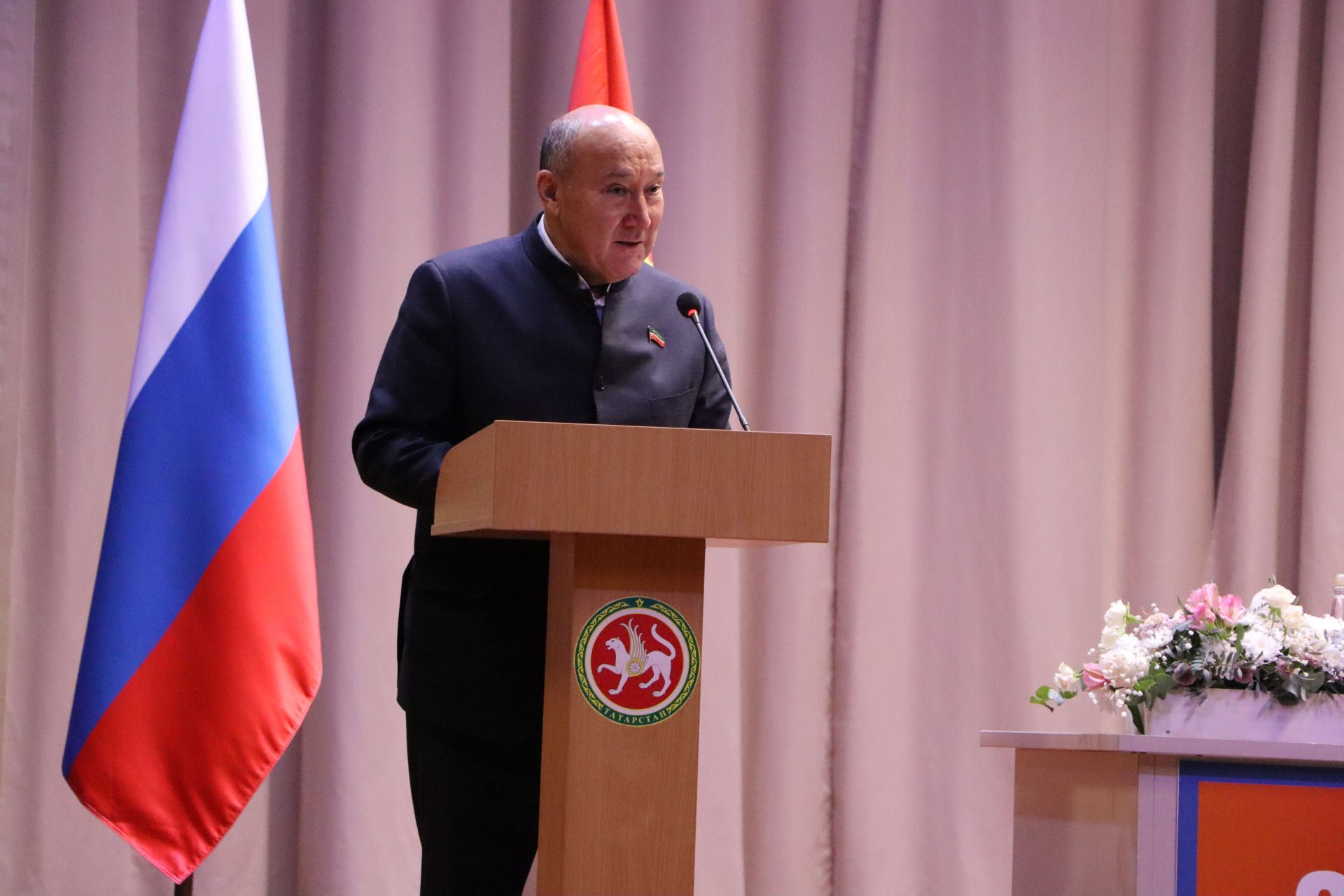 “Апас киләчәкне күрә белә һәм шул киләчәк өчен системалы эш алып бара”