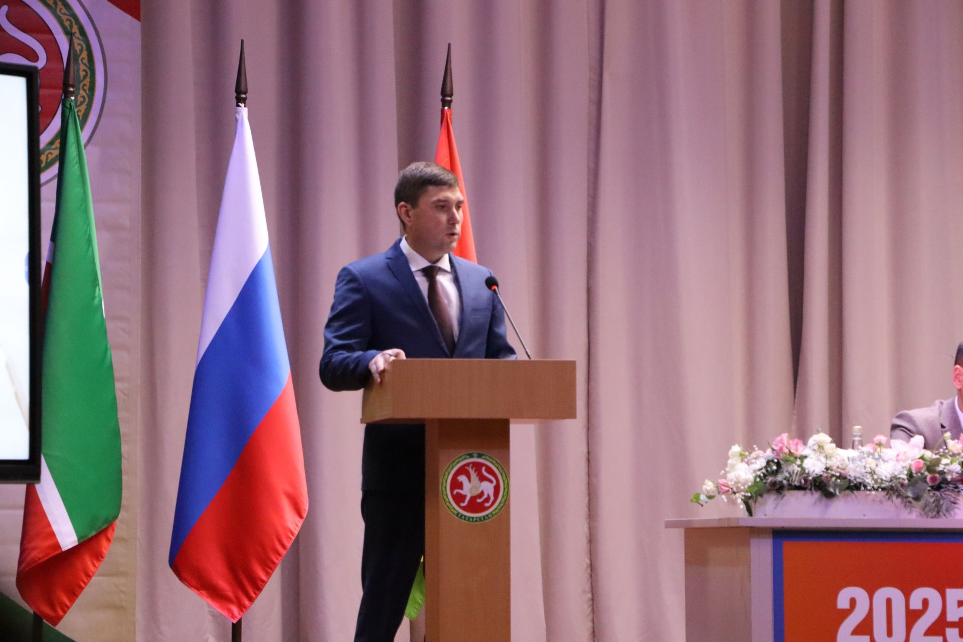 “Апас киләчәкне күрә белә һәм шул киләчәк өчен системалы эш алып бара”