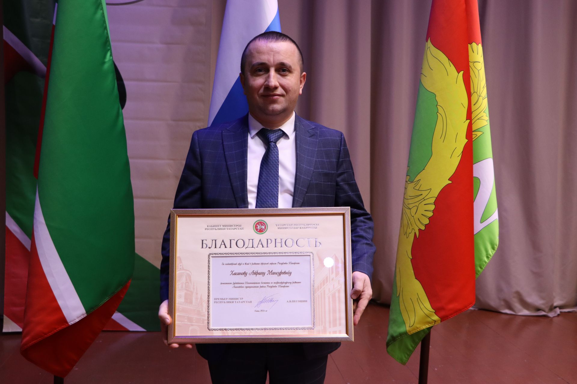 “Апас киләчәкне күрә белә һәм шул киләчәк өчен системалы эш алып бара”