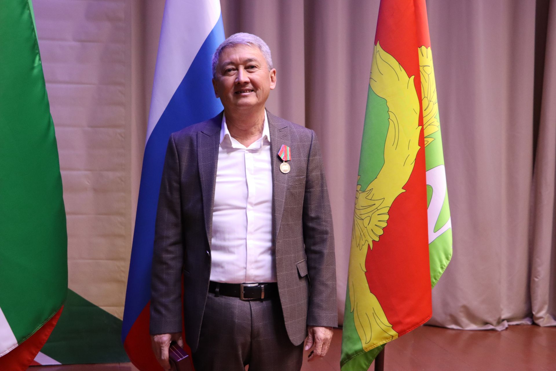 “Апас киләчәкне күрә белә һәм шул киләчәк өчен системалы эш алып бара”