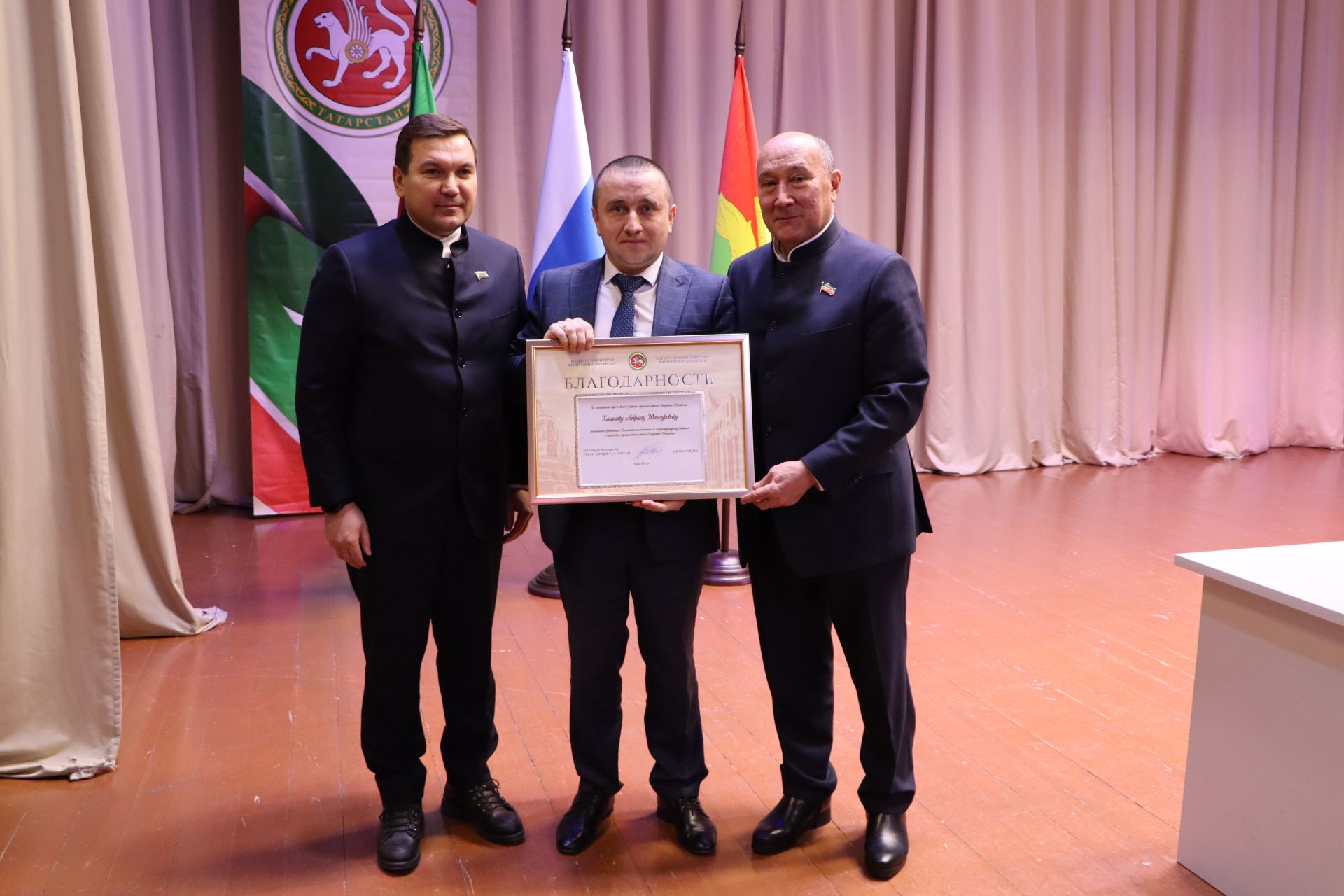 “Апас киләчәкне күрә белә һәм шул киләчәк өчен системалы эш алып бара”