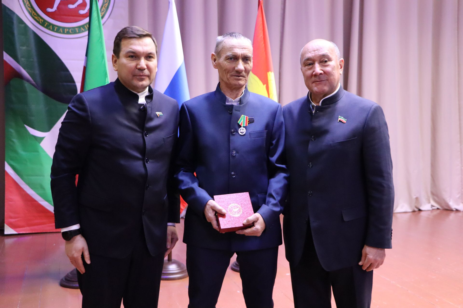 “Апас киләчәкне күрә белә һәм шул киләчәк өчен системалы эш алып бара”