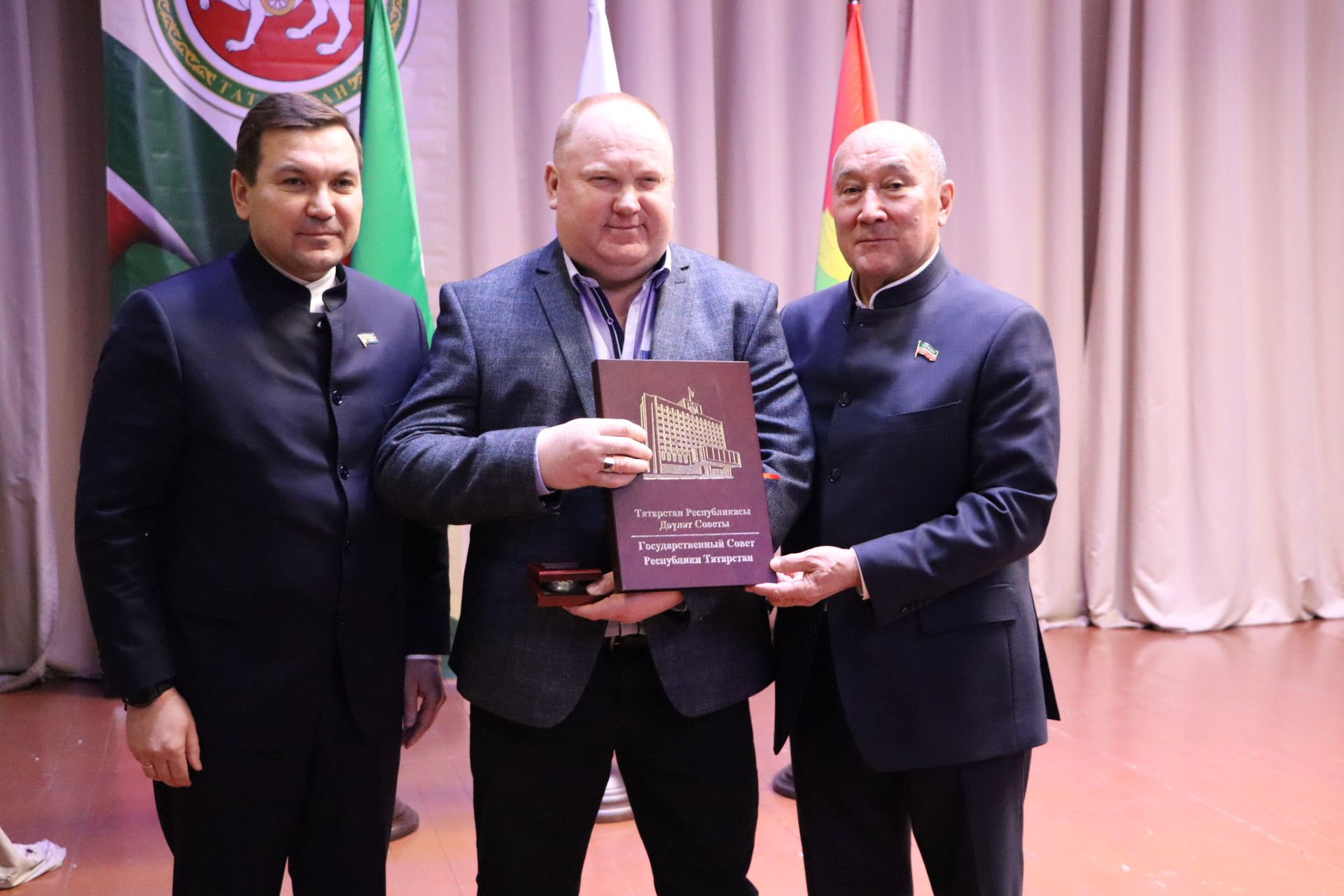 “Апас киләчәкне күрә белә һәм шул киләчәк өчен системалы эш алып бара”