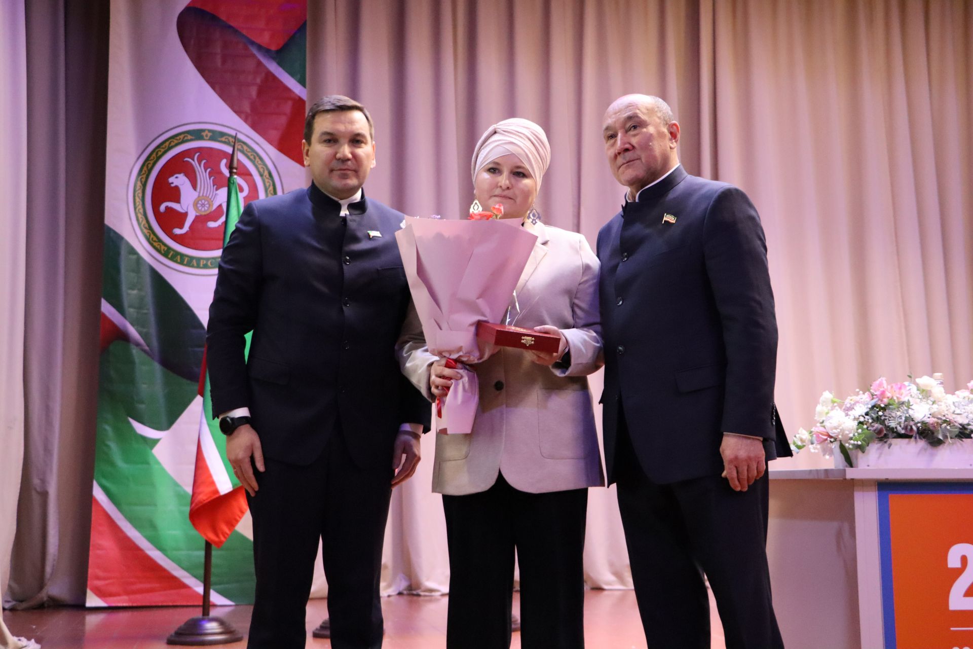 “Апас киләчәкне күрә белә һәм шул киләчәк өчен системалы эш алып бара”
