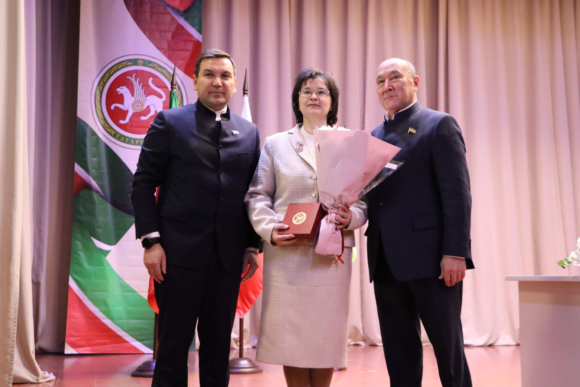 “Апас киләчәкне күрә белә һәм шул киләчәк өчен системалы эш алып бара”