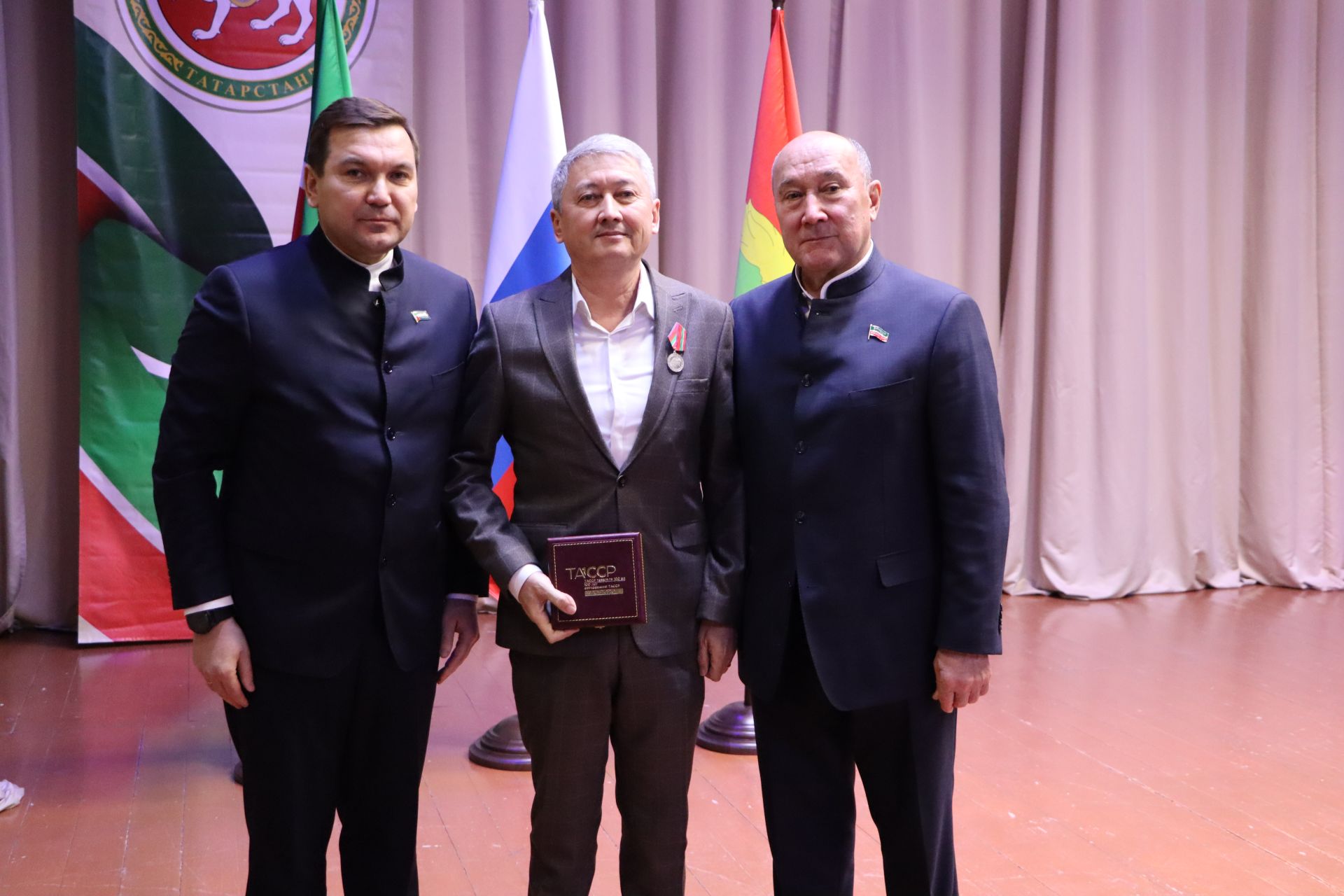 “Апас киләчәкне күрә белә һәм шул киләчәк өчен системалы эш алып бара”