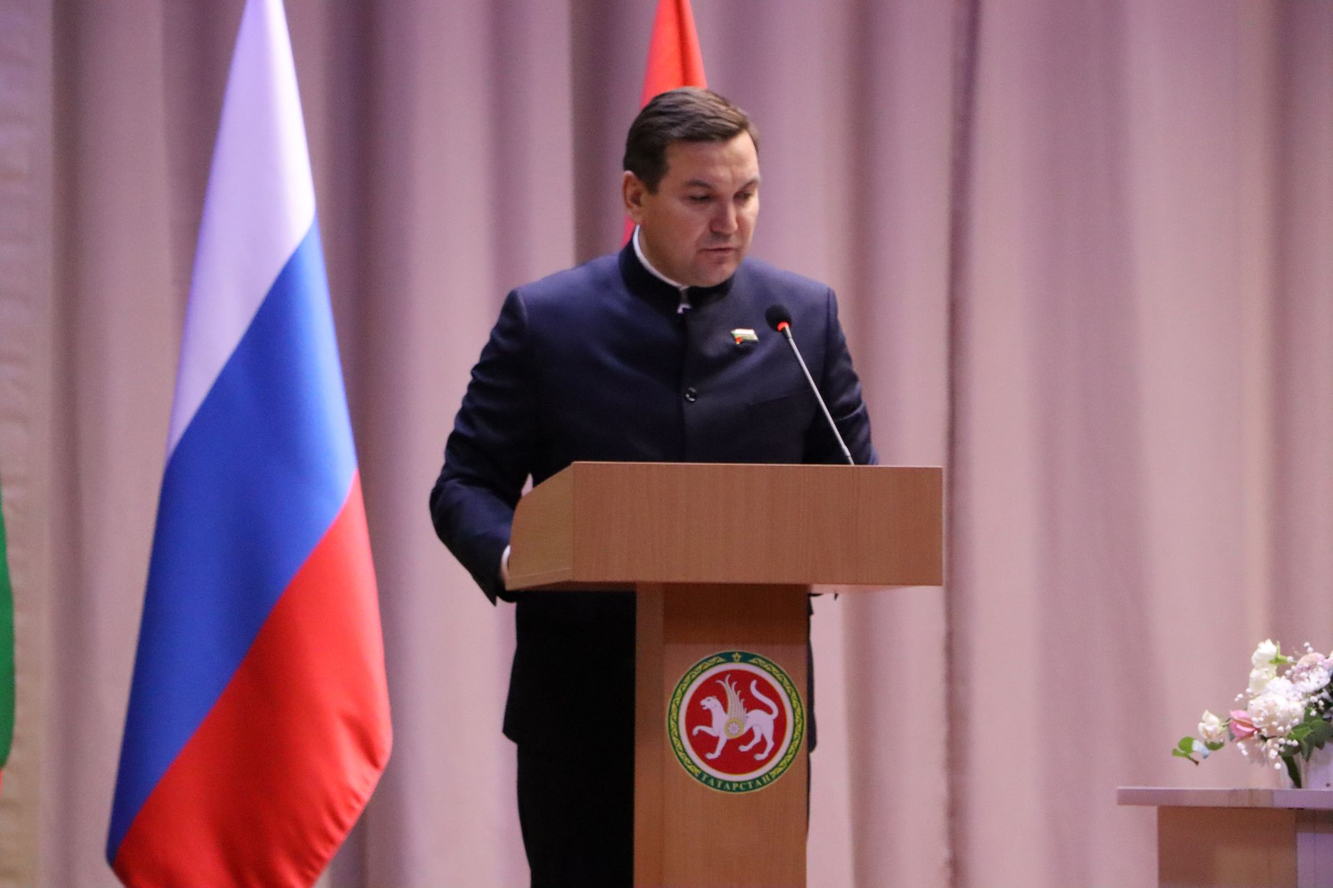 “Апас киләчәкне күрә белә һәм шул киләчәк өчен системалы эш алып бара”