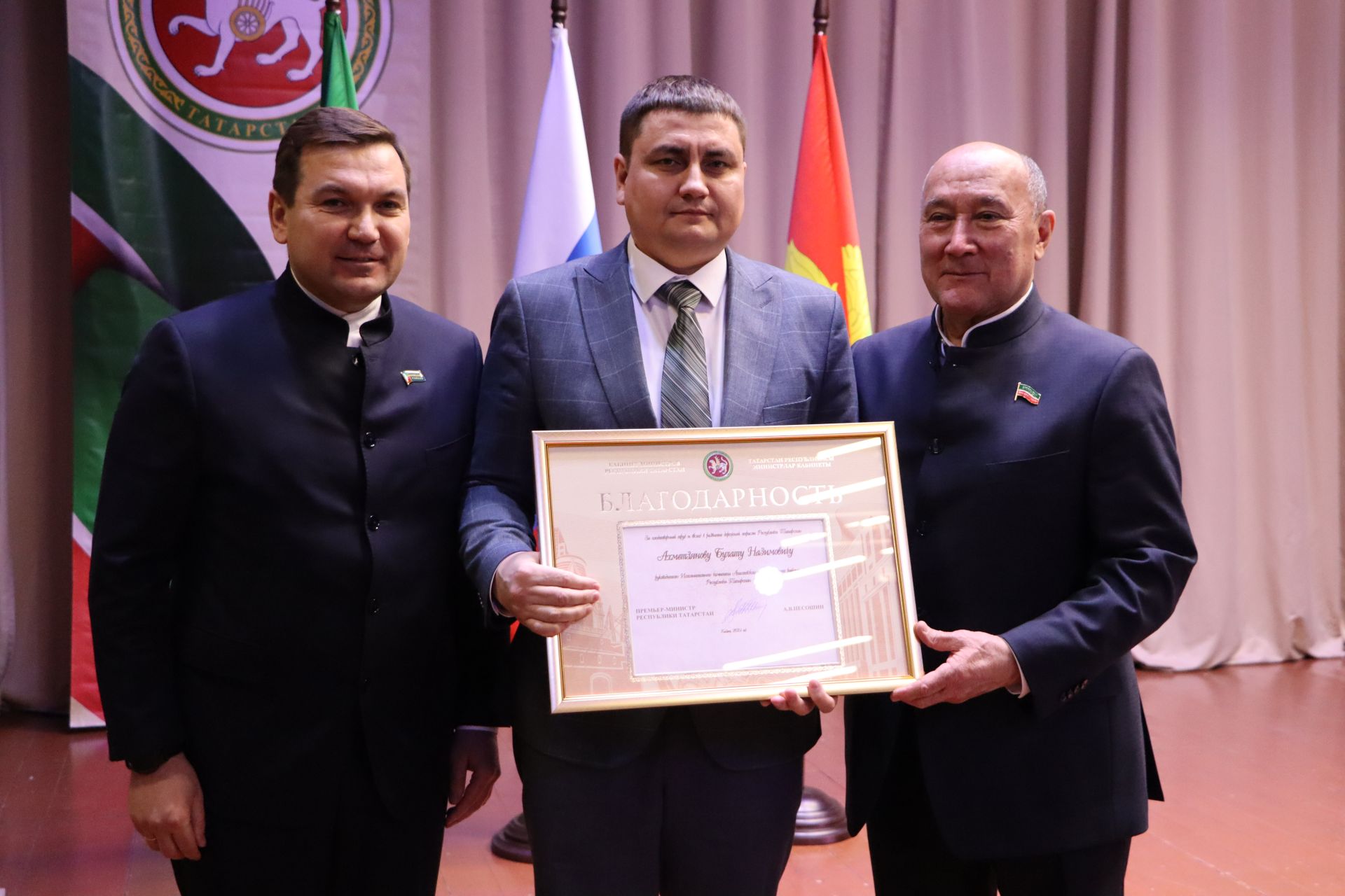 “Апас киләчәкне күрә белә һәм шул киләчәк өчен системалы эш алып бара”