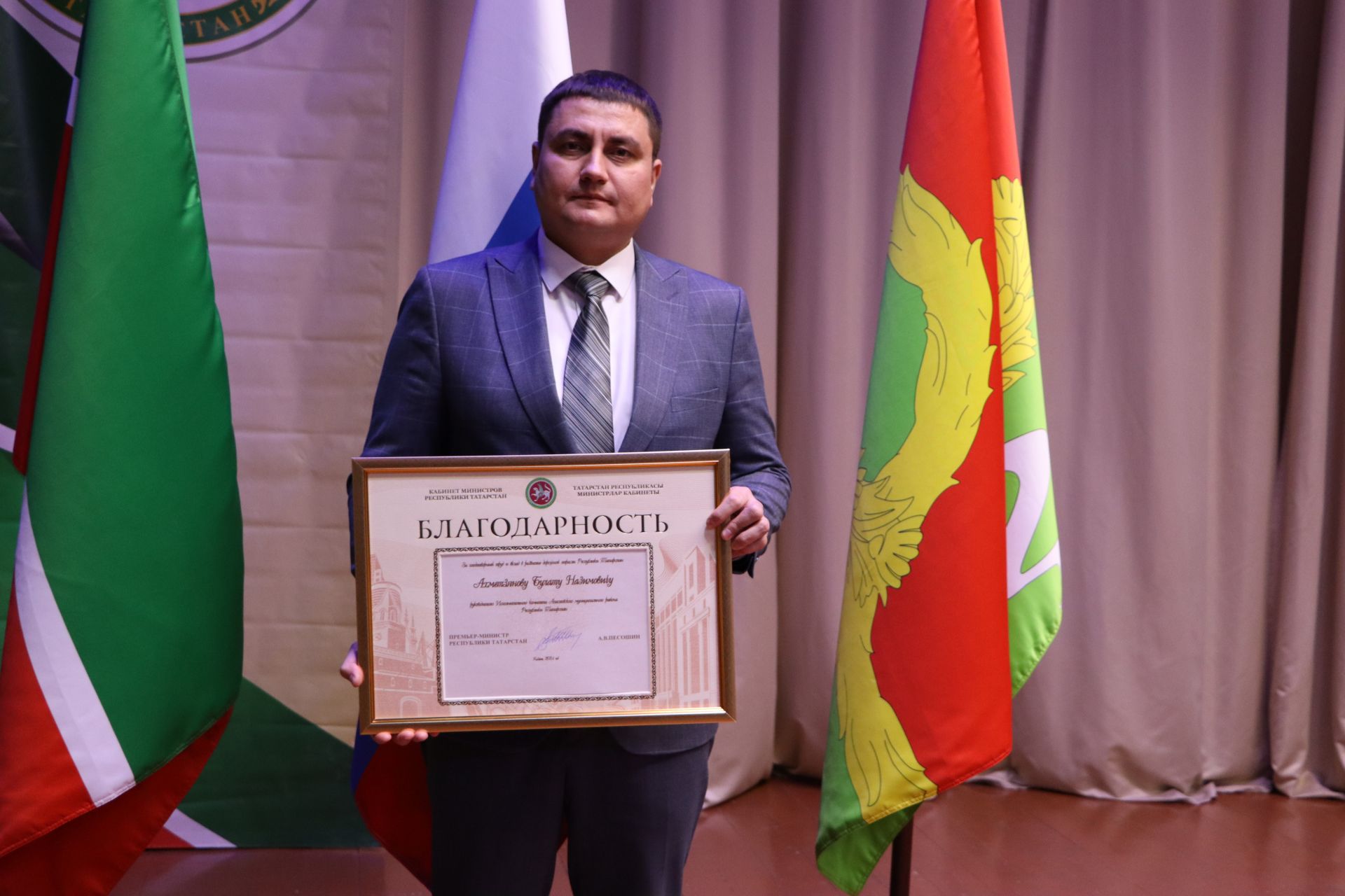 “Апас киләчәкне күрә белә һәм шул киләчәк өчен системалы эш алып бара”
