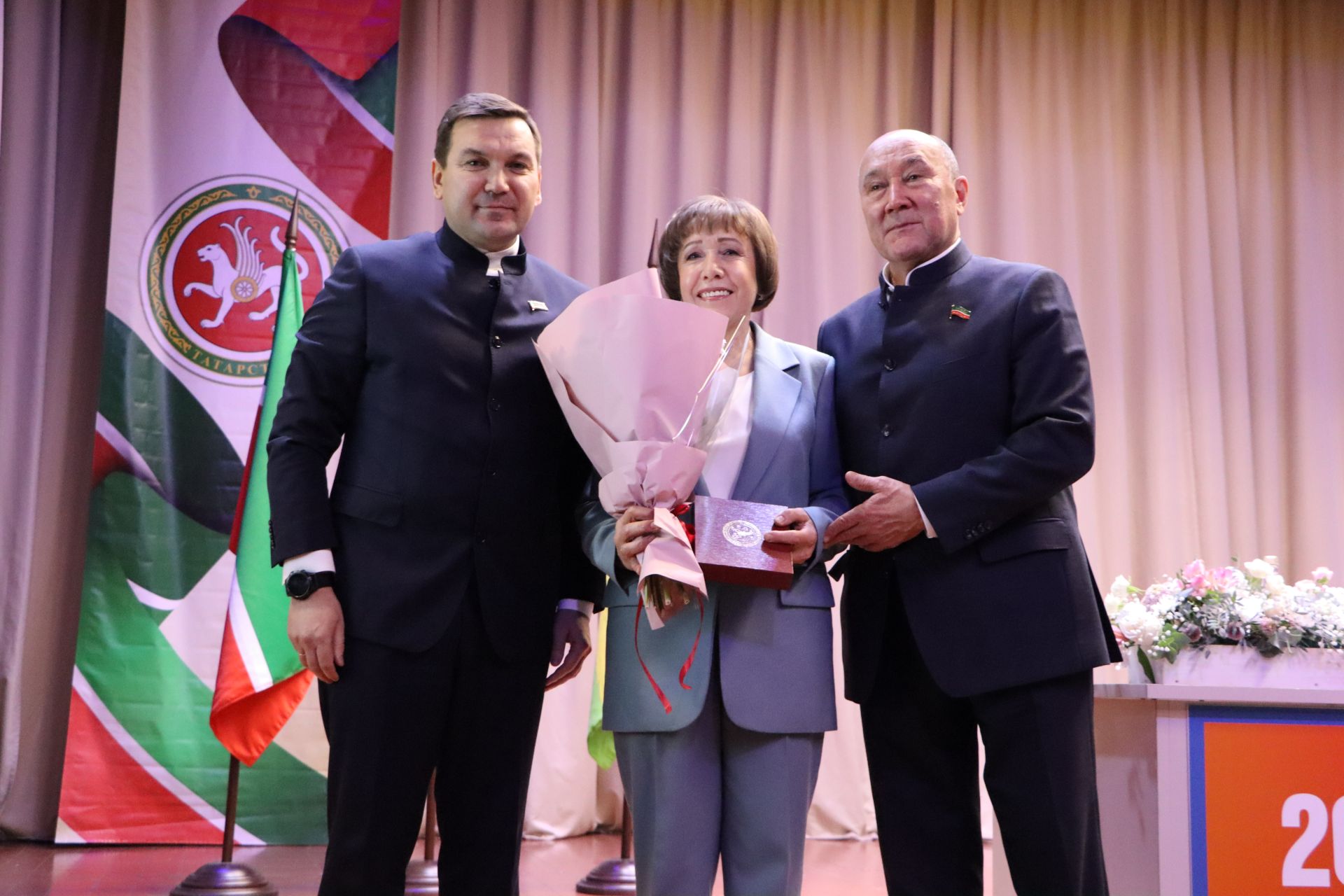 “Апас киләчәкне күрә белә һәм шул киләчәк өчен системалы эш алып бара”