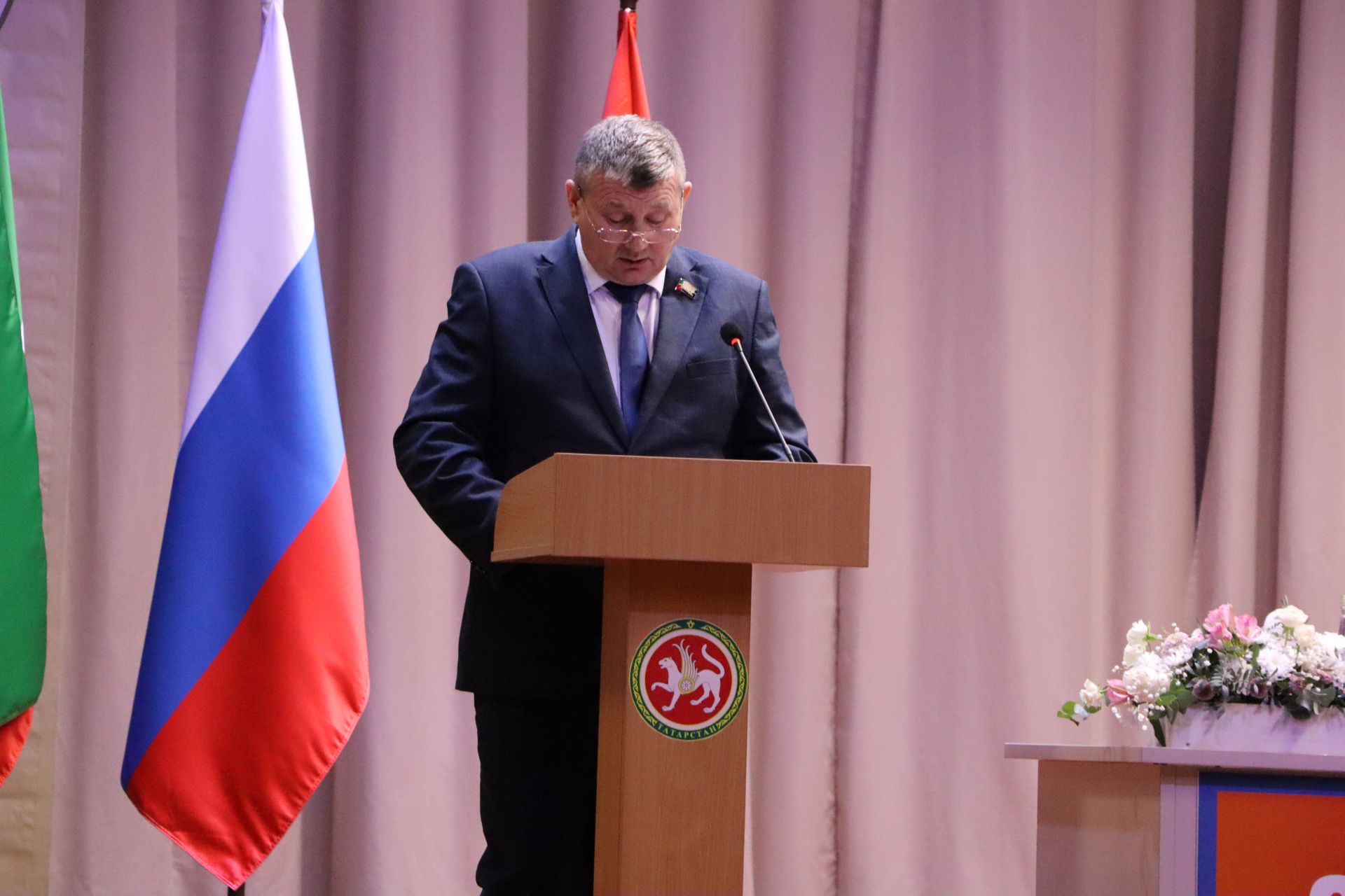 “Апас киләчәкне күрә белә һәм шул киләчәк өчен системалы эш алып бара”