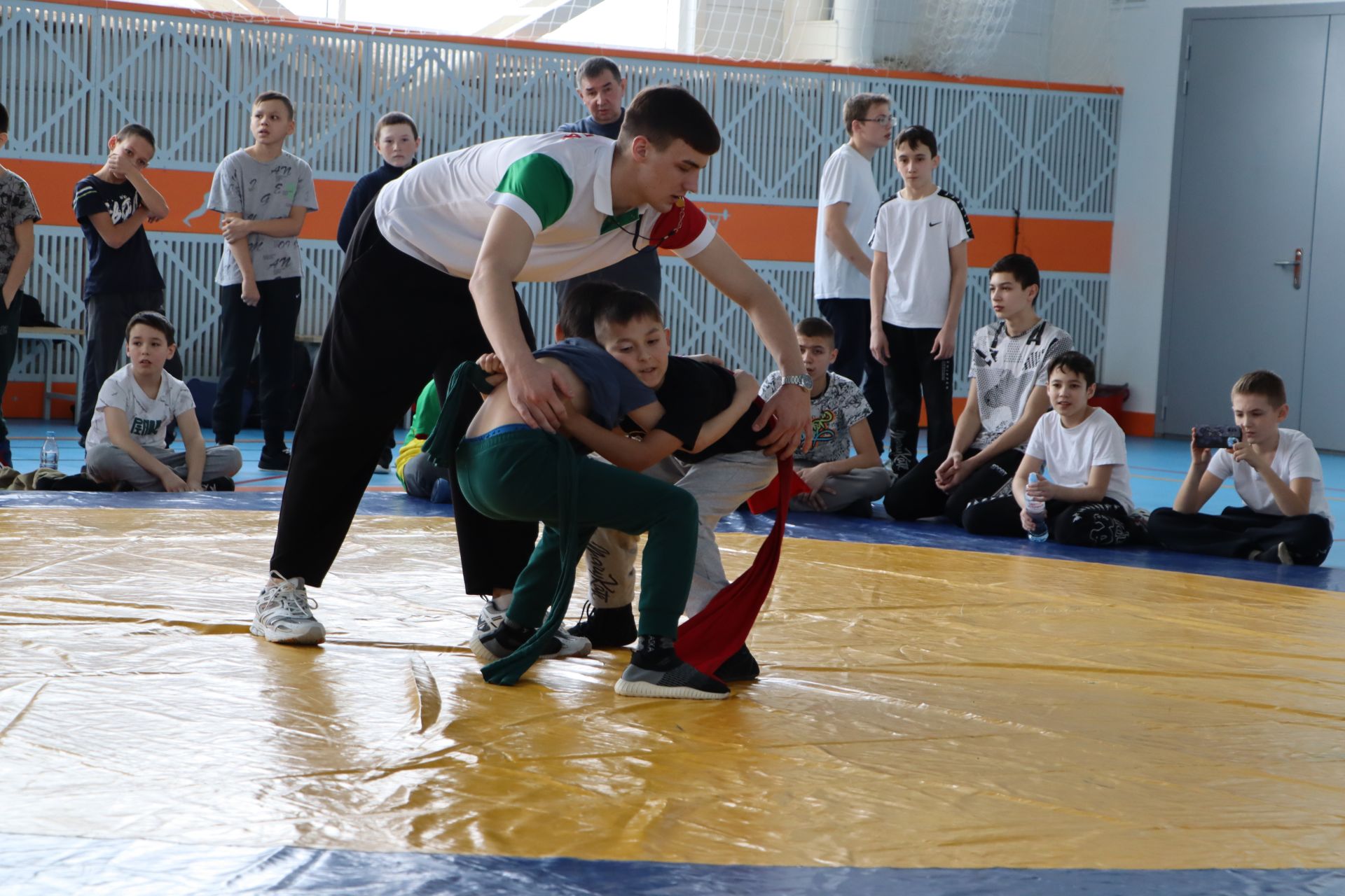 Апаста район башлыгы призларына көрәш ярышлары узды