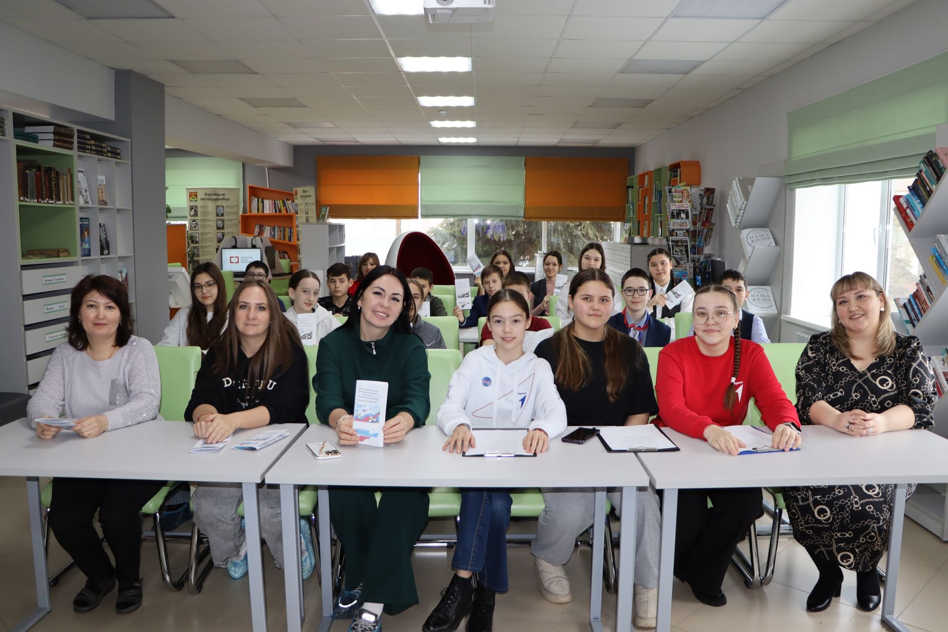 Апас үзәк китапханәсендә Кырымның Россия белән берләшү көне билгеләп үтелде