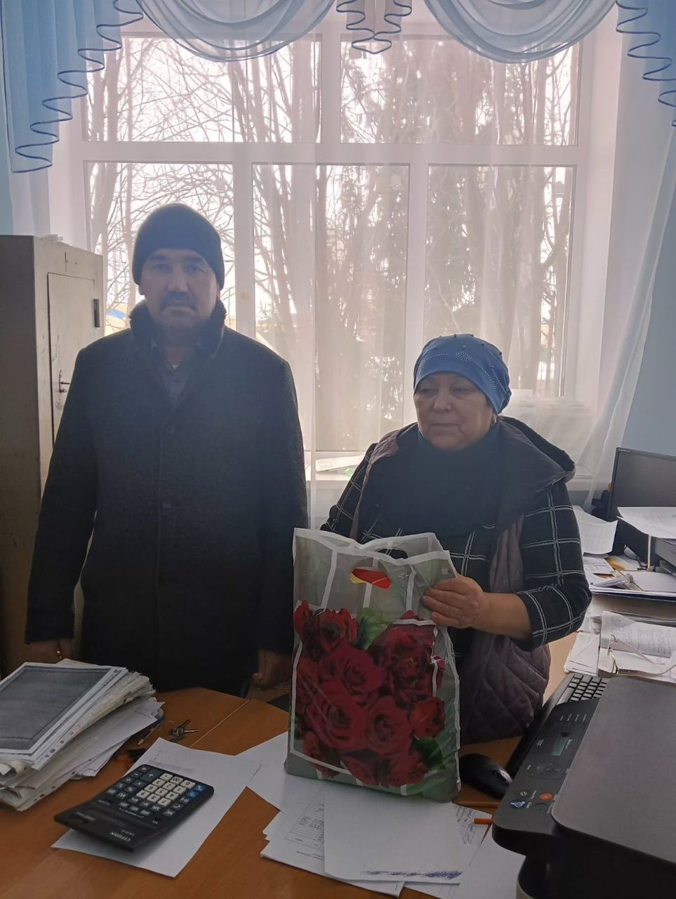 Апаста батыр Ил улларының якыннарына район башлыгы Айрат Җиһаншин исеменнән күчтәнәч-пакетлар тапшырыла