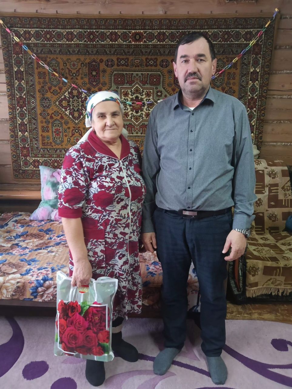 Апаста батыр Ил улларының якыннарына район башлыгы Айрат Җиһаншин исеменнән күчтәнәч-пакетлар тапшырыла