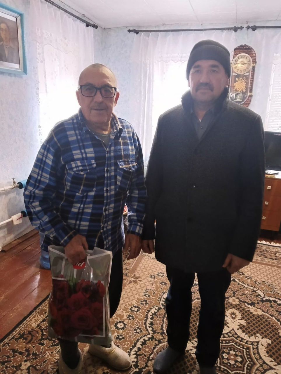 Апаста батыр Ил улларының якыннарына район башлыгы Айрат Җиһаншин исеменнән күчтәнәч-пакетлар тапшырыла