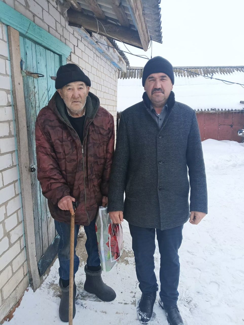 Апаста батыр Ил улларының якыннарына район башлыгы Айрат Җиһаншин исеменнән күчтәнәч-пакетлар тапшырыла