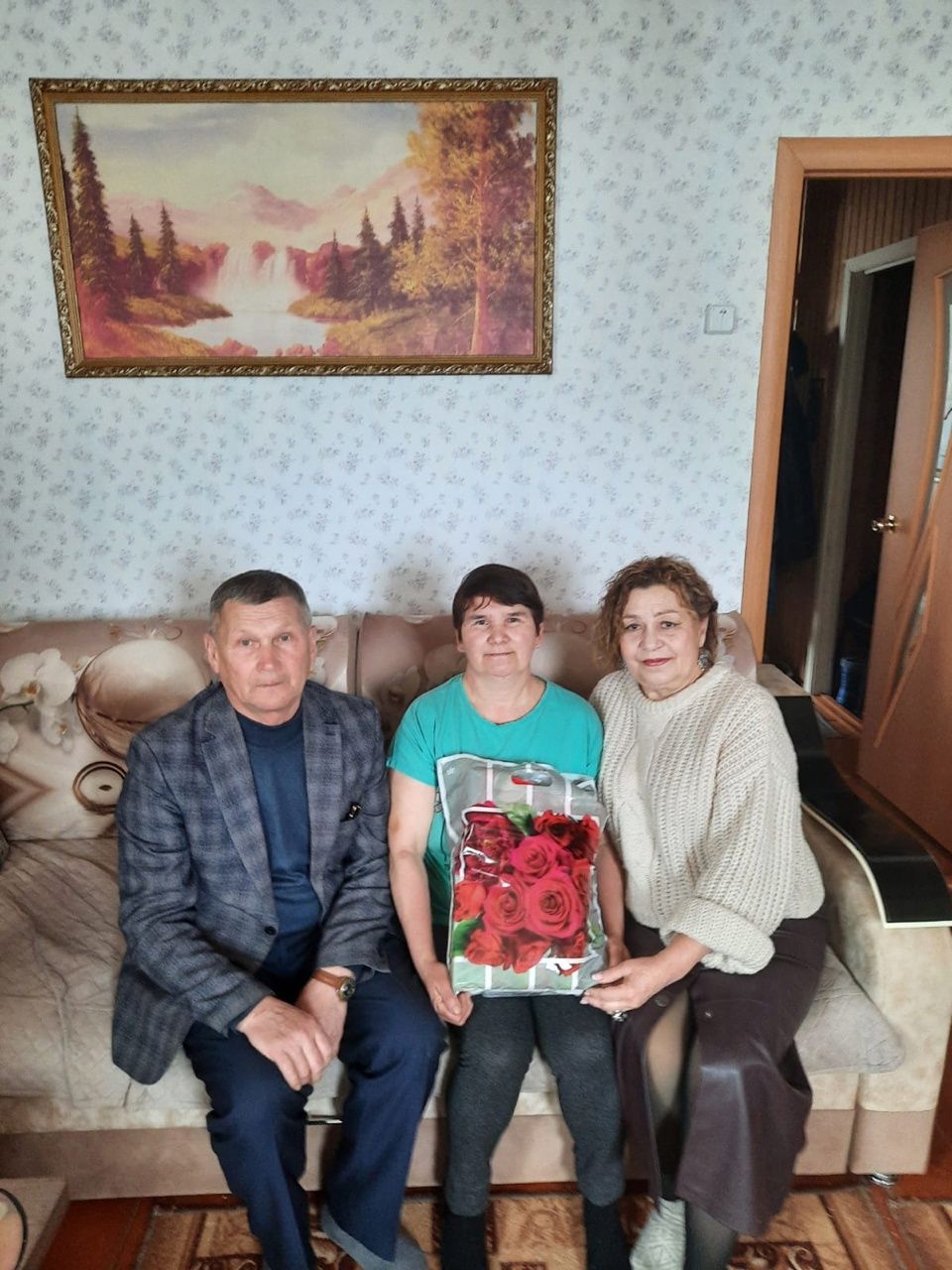 Апаста батыр Ил улларының якыннарына район башлыгы Айрат Җиһаншин исеменнән күчтәнәч-пакетлар тапшырыла