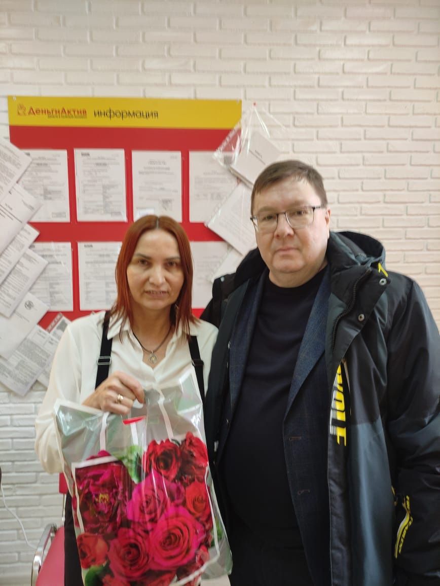 Апаста батыр Ил улларының якыннарына район башлыгы Айрат Җиһаншин исеменнән күчтәнәч-пакетлар тапшырыла