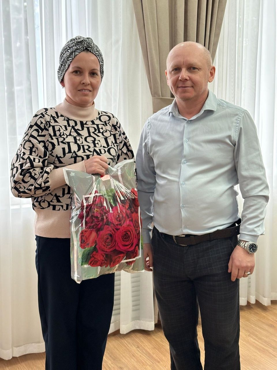 Апаста батыр Ил улларының якыннарына район башлыгы Айрат Җиһаншин исеменнән күчтәнәч-пакетлар тапшырыла
