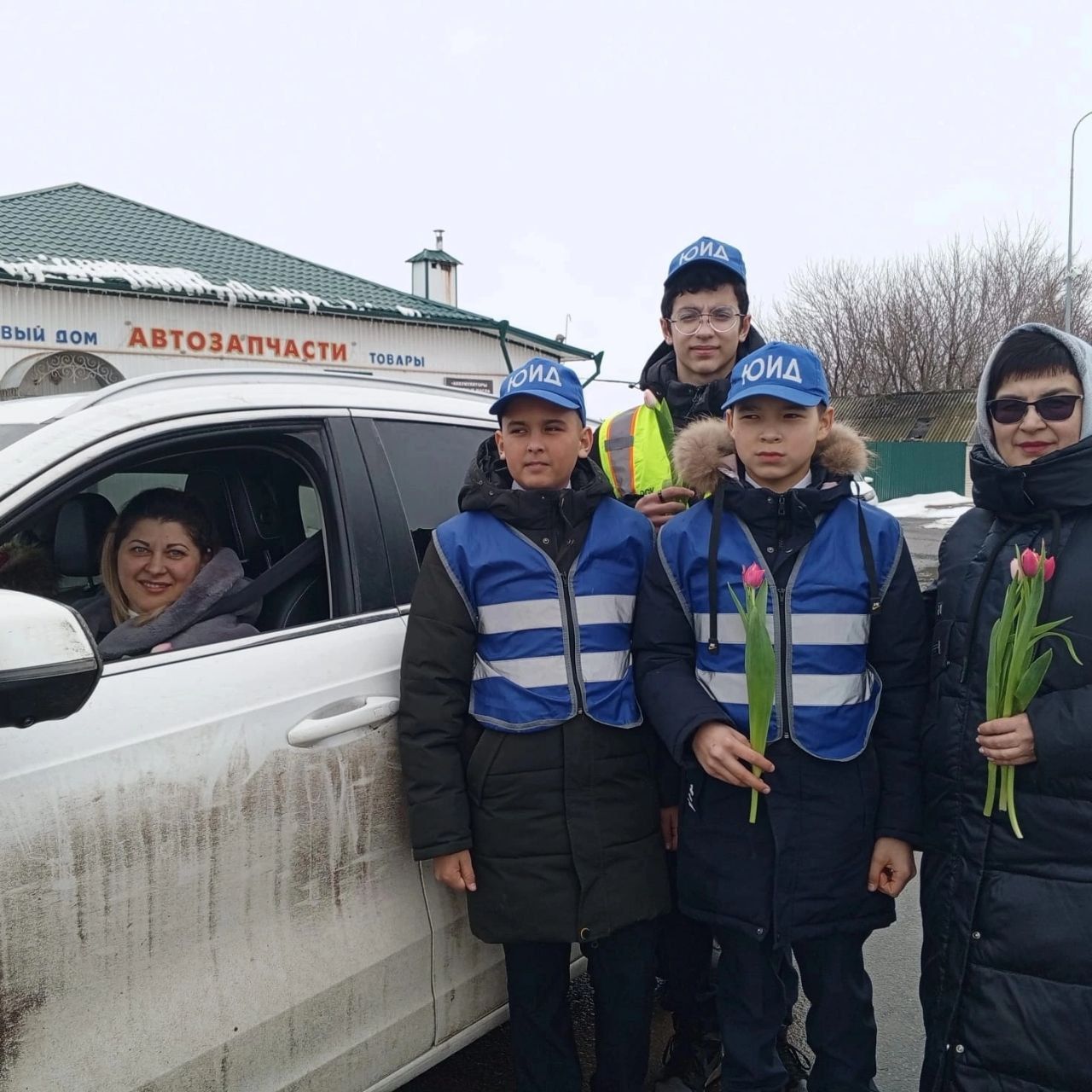 Апаста руль артында йөрүче хатын-кызларга чәчәкләр бүләк ителде
