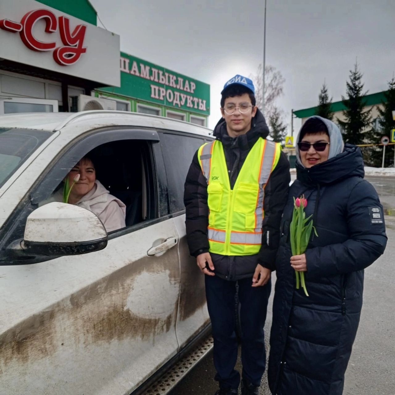 Апаста руль артында йөрүче хатын-кызларга чәчәкләр бүләк ителде