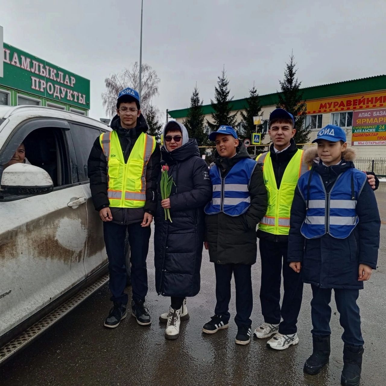 Апаста руль артында йөрүче хатын-кызларга чәчәкләр бүләк ителде
