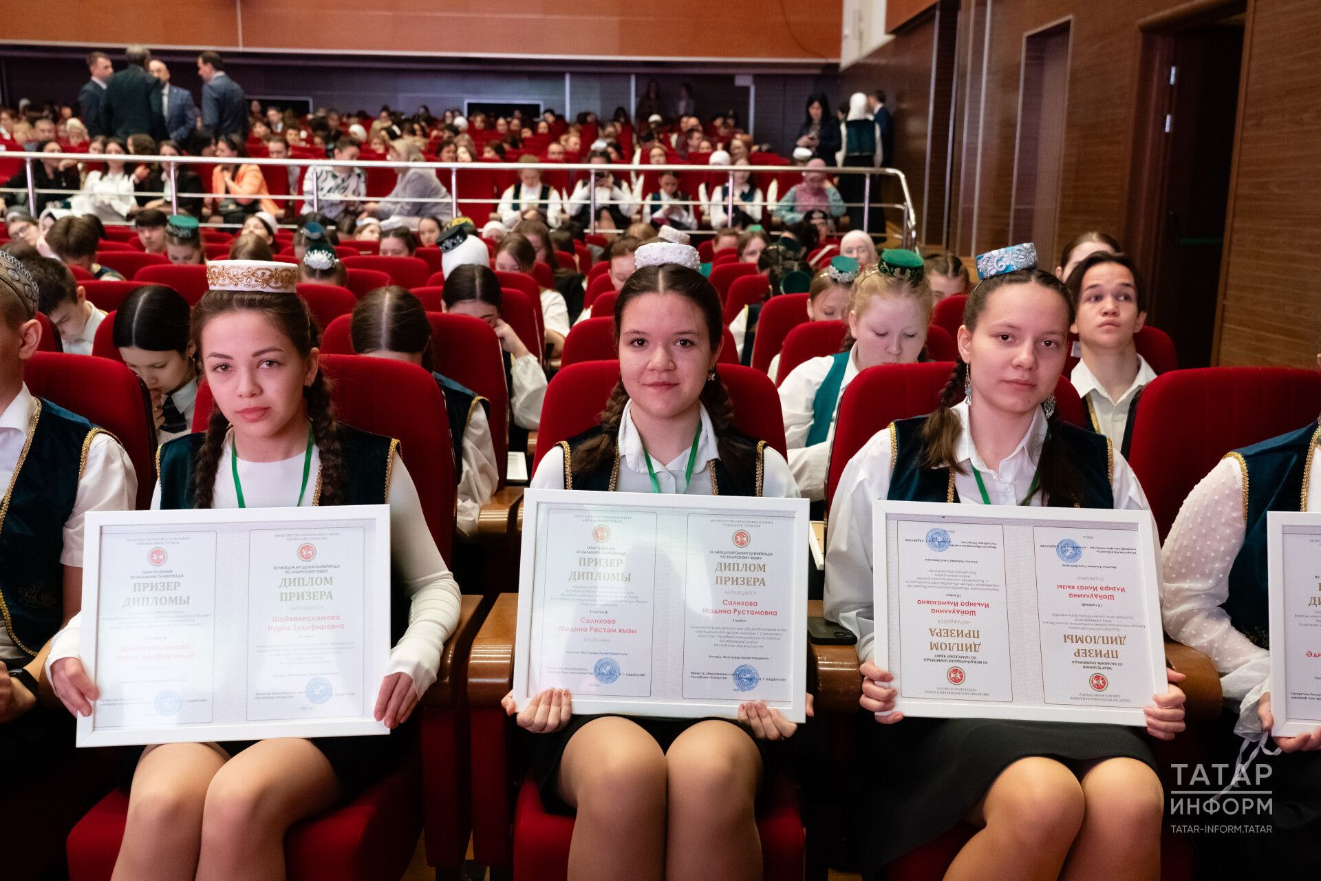 «Казанда татар теле һәм әдәбияты олимпиадасы: XII Халыкара ярыш җиңүчеләре бүләкләнде»
