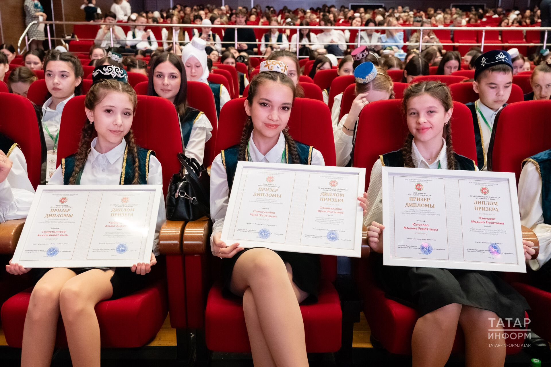 «Казанда татар теле һәм әдәбияты олимпиадасы: XII Халыкара ярыш җиңүчеләре бүләкләнде»