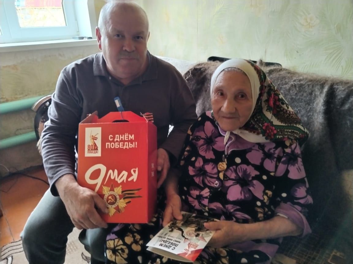 Дәвеш авылы җирлегендә яшәүче тыл ветераннары Татарстан Рәисенең бүләкләрен алдылар