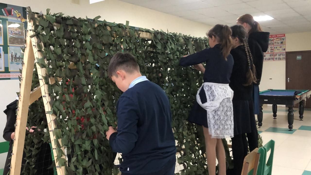 Учащиеся Табар-Черкийской школы плетут маскировочные сети для участников СВО