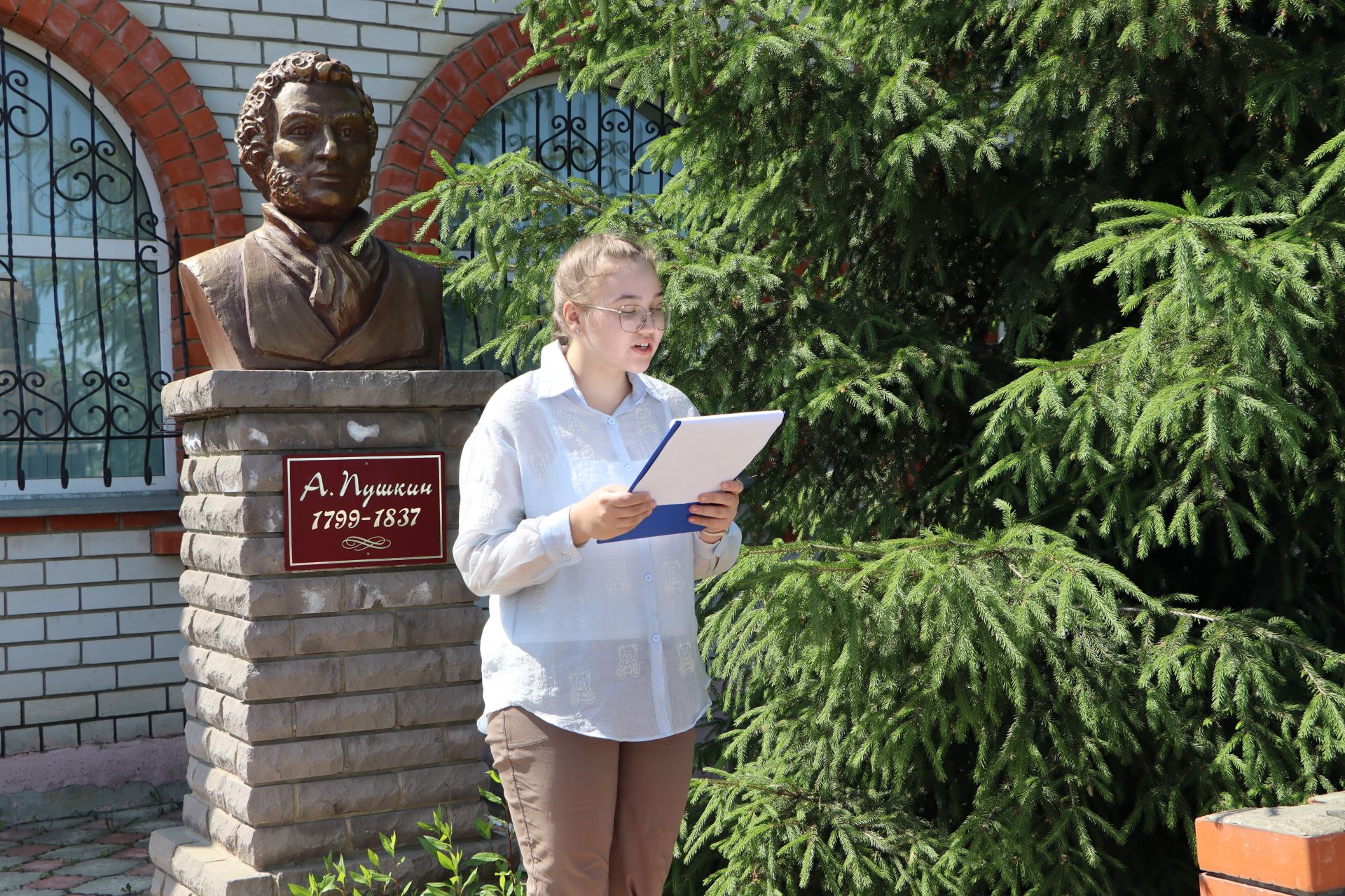Литературное мероприятие в память великого русского поэта Александра Сергеевича Пушкина и его творчества