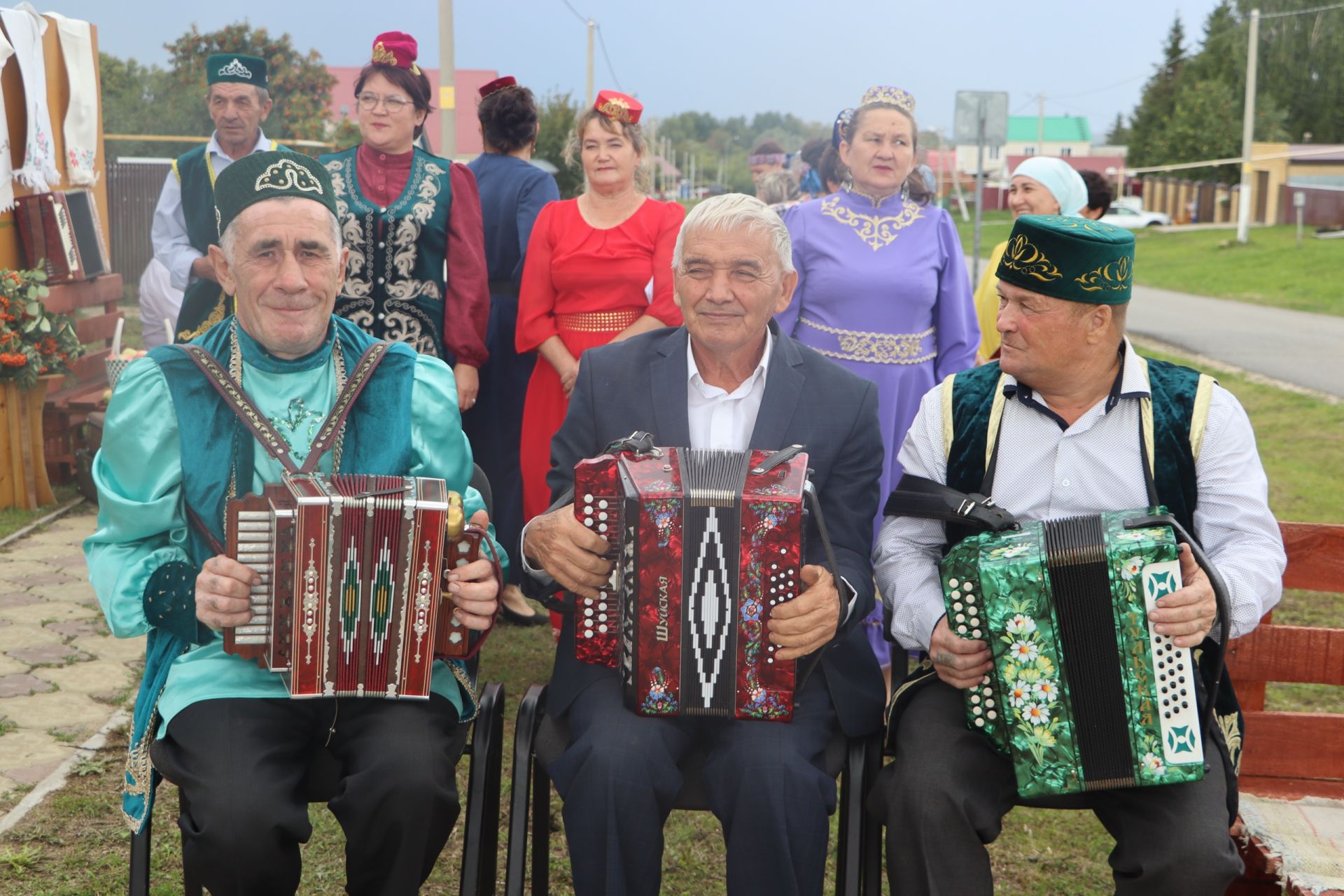 Иске Әнәле авылы гармун моңнарына күмелде