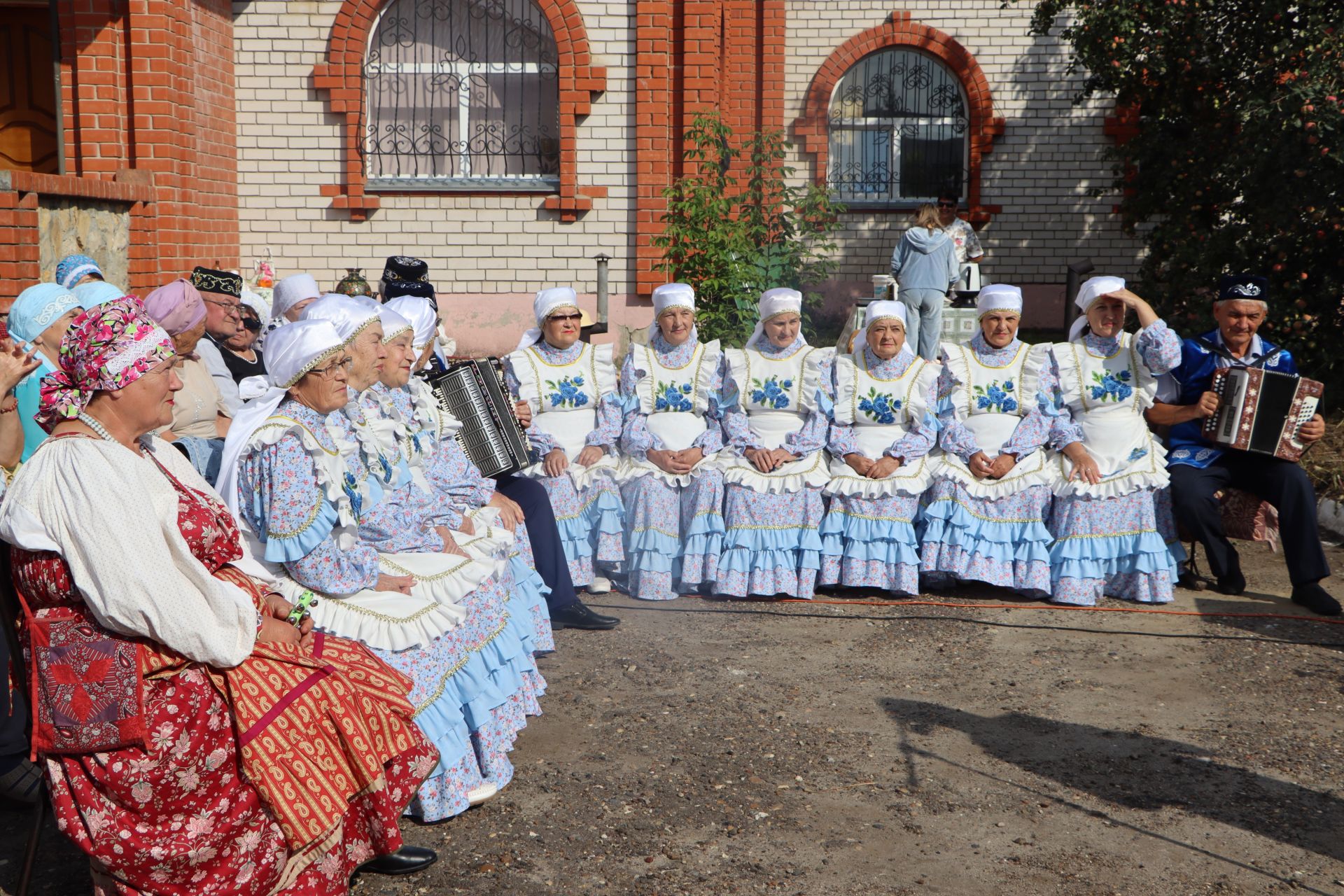 Апас Туган якны өйрәнү музее коллективы алма бакчасында кунак итте
