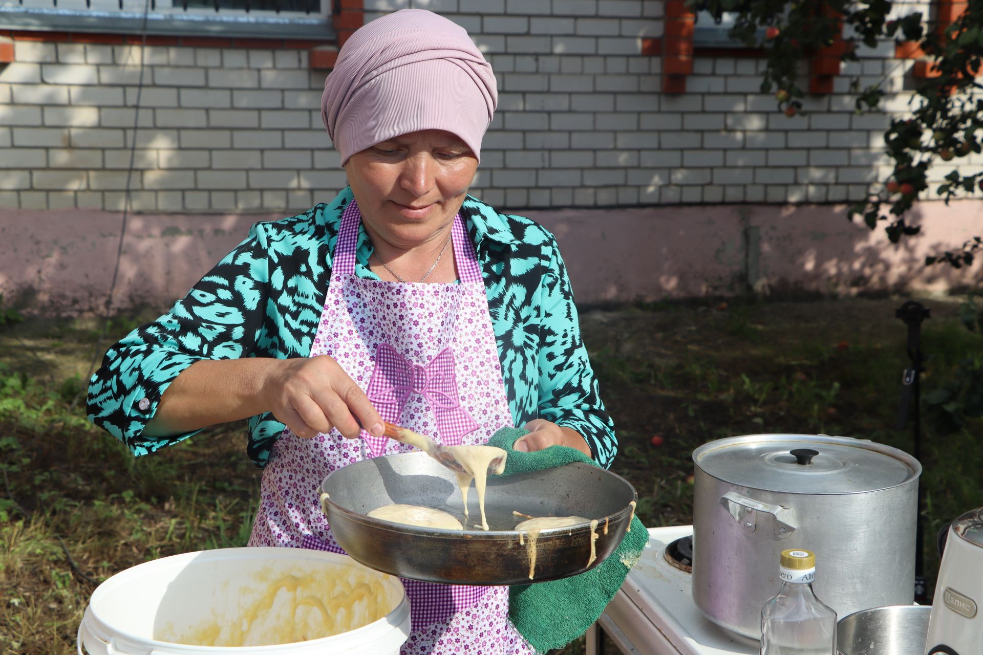 Апас Туган якны өйрәнү музее коллективы алма бакчасында кунак итте