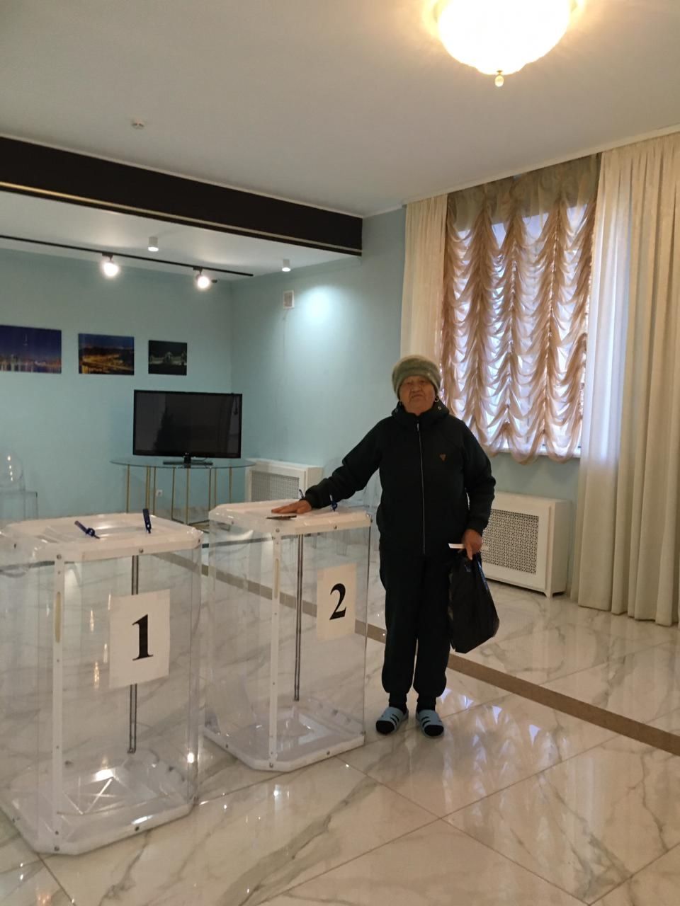 Апаста яшәүче батыр егет әнисе Кәүсәр Нигъмәтҗанова сайлауда иң беренче булып үз тавышын бирде