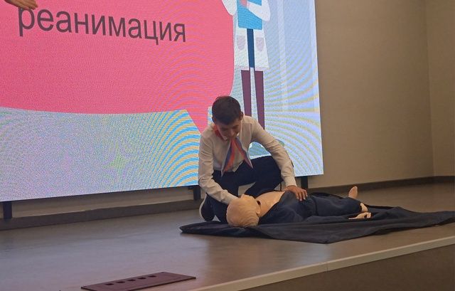 Сотрудники Апастовской ЦРБ провели показное занятие по оказанию первой помощи в Апастовской школе в рамках Месячника безопасности детей