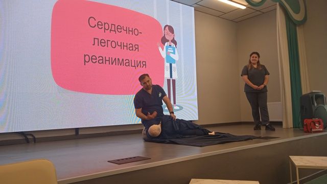 Сотрудники Апастовской ЦРБ провели показное занятие по оказанию первой помощи в Апастовской школе в рамках Месячника безопасности детей