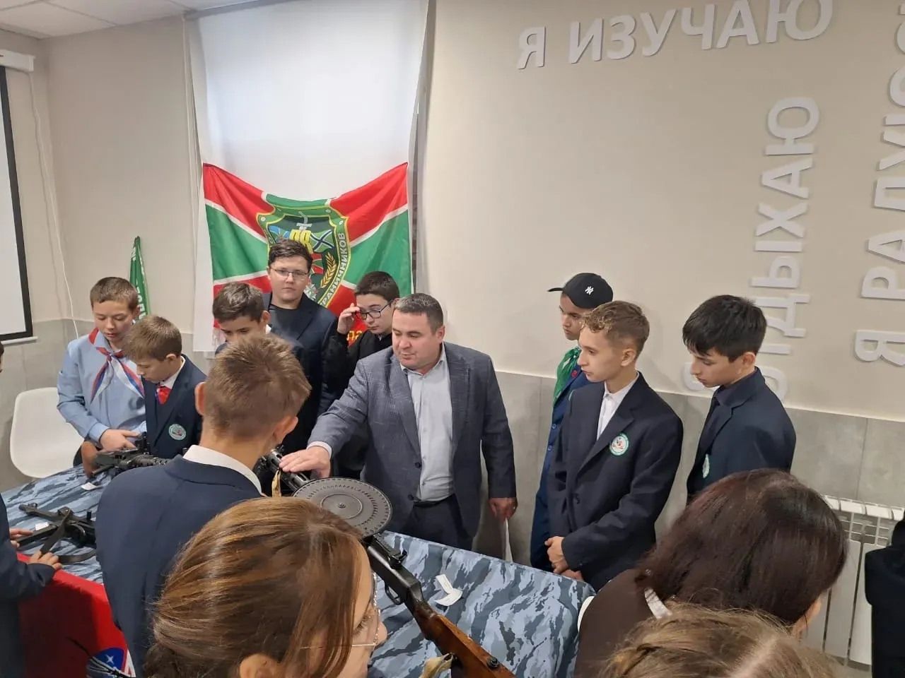 23-25сентября в молодёжьном центре «Яшьлек» работала «Мобильный музей-выставка «НА ЗАЩИТЕ ГРАНИЦ»