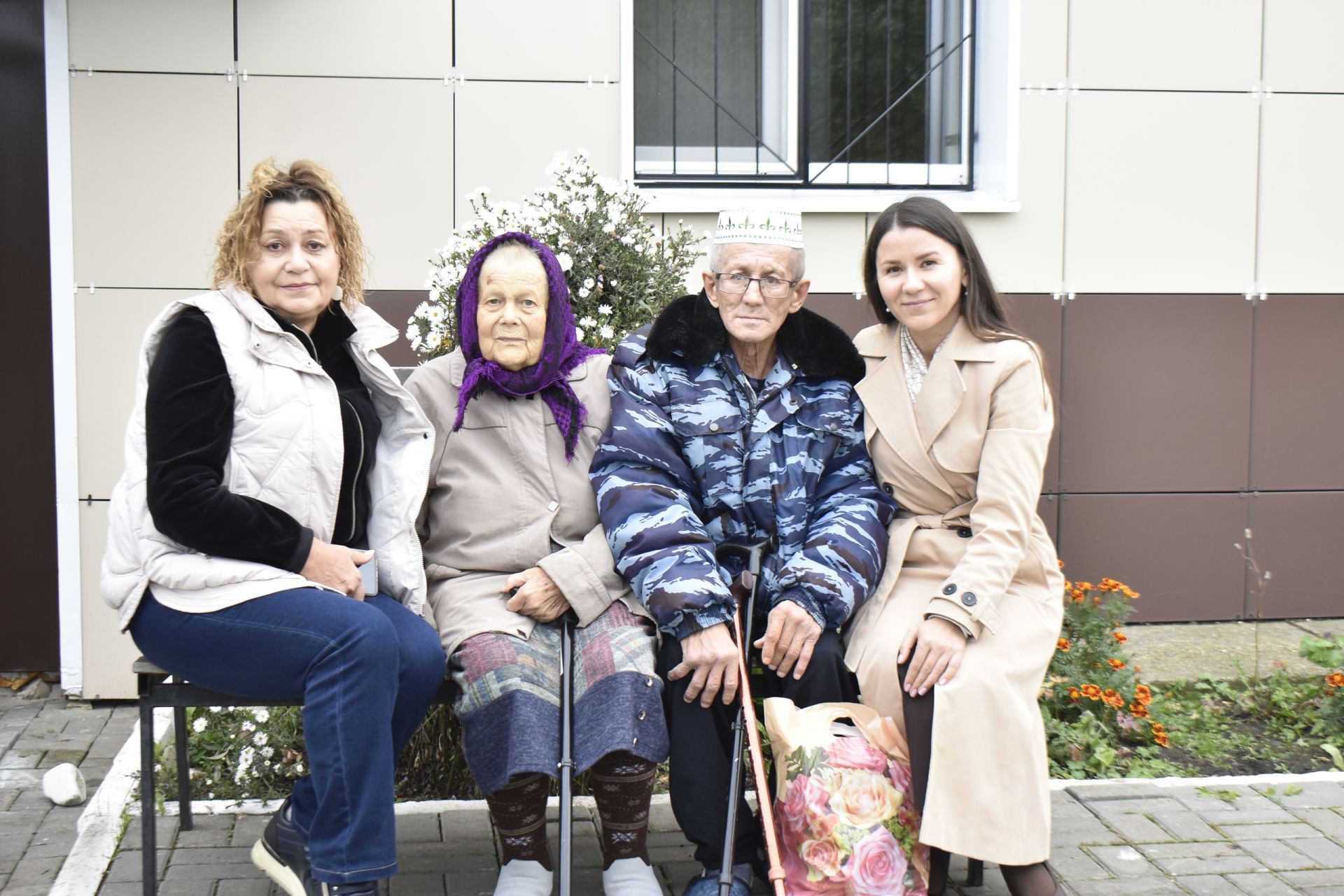 Кайбыч, Тәтеш районнарындагы картлар йортларында тәрбияләнүче райондашлар күчтәнәчләр алды